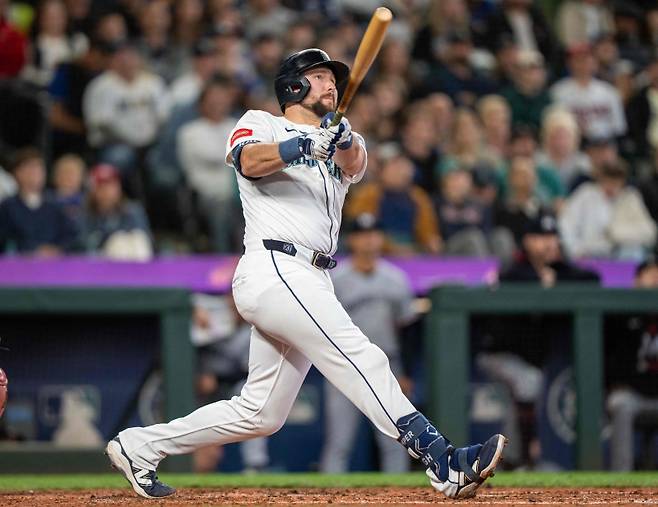<yonhap photo-3293=""> SEATTLE, WA - MAY 31: Cal Raleigh #29 of the Seattle Mariners hits a two-run home run during the third inning of a game against the Minnesota Twins at T-Mobile Park on May 31, 2025 in Seattle, Washington. Stephen Brashear/Getty Images/AFP (Photo by STEPHEN BRASHEAR / GETTY IMAGES NORTH AMERICA / Getty Images via AFP)/2025-06-01 09:42:13/ <저작권자 ⓒ 1980-2025 ㈜연합뉴스. 무단 전재 재배포 금지, AI 학습 및 활용 금지></yonhap>