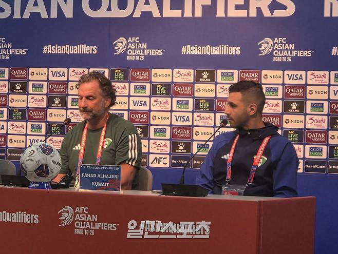 피치 쿠웨이트 대표팀 감독(왼쪽)과 알하제리가 9일 서울월드컵경기장에서 열린 한국과의 2026 FIFA 북중미 월드컵 아시아 3차 예선 최종전 대비 기자회견에 참석해 발언하고 있다. 상암=김우중 기자