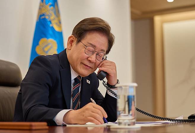 이재명 대통령이 9일 서울 용산 대통령실에서 이시바 시게루 일본 총리와 전화 통화를 하고 있다. 2025.6.9  [사진=대통령실 제공]