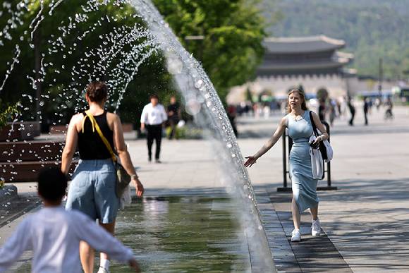 초여름 날씨를 보인 지난달 12일 서울 광화문 광장에서 한 외국인이 여유를 즐기고 있다. [사진=연합뉴스]