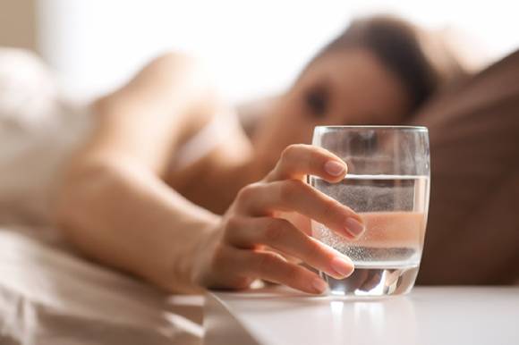 아침에 물을 마셔도 건강상에 큰 문제가 없는 것으로 전해졌다. 사진은 AI로 생성한 이미지. [사진=챗GPT ]