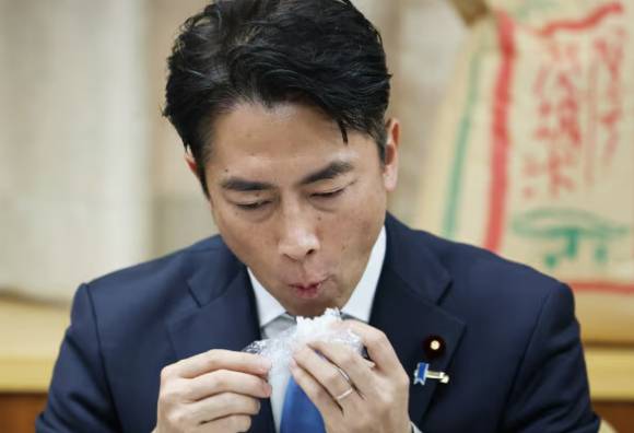 일본 정부가 3년 이상 장기 보관된 비축미 '고고고미(古古古米)'를 지난달 30일부터 중소형 슈퍼마켓과 쌀 판매점을 대상으로 공급하기 위해 신청 받는다. 사진은 비축미를 먹고 있는 고이즈미 농림상. [사진=시사통신]