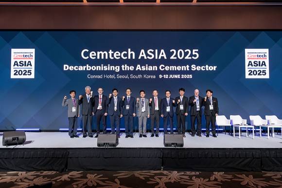 영국의 글로벌 시멘트산업 전문기관인 셈넷(Cemnet)이 주최해 서울 여의도 콘래드호텔에서 열리는 '셈텍 아시아(Cemtech Asia) 2025'가 지난 9일부터 오는 12일까지 서울 여의도 콘래드호텔에서 열렸다.10일 컨퍼런스 개최하면서 참석자들이 기념 사진을 촬영하고 있다. 사진 왼쪽부터 윤종석 한국세라믹기술원장, 이창기 한국시멘트협회 부회장, 토마스 암스트롱 인터내셔널 시멘트 리뷰 편집장(회장) 겸 셈텍 아시아 총괄책임자, 삼표시멘트 이원진대표, 산업통상자원부 이승렬 산업정책실장, 한국시멘트협회 전근식 회장, 성신양회 한인호 대표, 쌍용C&E 이현준 대표, 삼표시멘트 배동환 대표, 토니 하들리 THAA Ltd 대표, 한국시멘트협회 김의철 기술개발실장. [사진=한국시멘트협회 ]