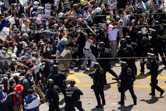 6월8일 캘리포니아주 로스앤젤레스에서 연방 이민 단속 이후 벌어진 시위대와 그들을 막는 경찰들의 모습. AFP=연합뉴스
