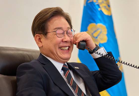 이재명 대통령이 9일 서울 용산구 대통령실 청사 집무실에서 이시바 시게루 일본 총리와 전화 통화를 하고 있다. 대통령실 제공.