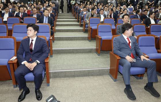 김용태 국민의힘 비상대책위원장(앞줄 왼쪽)과 사퇴를 선언한 권성동 원내대표가 9일 오후 국회에서 열린 의원총회에 참석해 있다. 국민의힘은 오는 16일 새 원내대표를 뽑을 예정이다. 전민규 기자