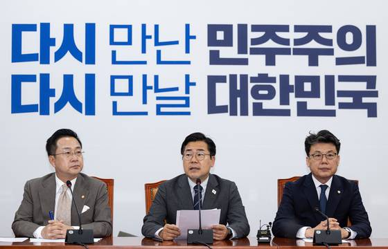 박찬대 더불어민주당 대표 직무대행 겸 원내대표가?10일 오전 서울 여의도 국회에서 열린 원내대책회의에서 발언을 하고 있다. 뉴스1