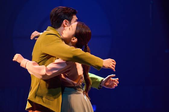 2024년 가을 브로드웨이 데뷔를 앞두고 공연된 뮤지컬 '어쩌면 해피엔딩' 속 한 장면. 사진 CJ ENM