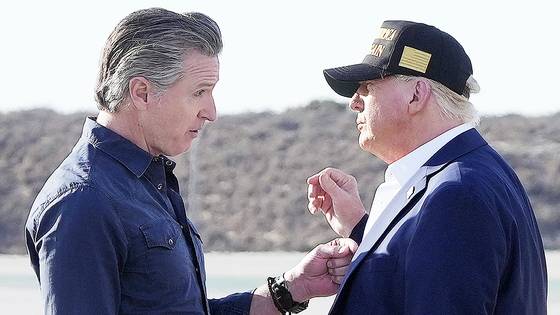 지난 1월 24일(현지시간) 미국 로스앤젤레스 국제공항에 도착한 도널드 트럼프 대통령(오른쪽)이 개빈 뉴섬 캘리포니아 주지사와 대화하고 있다. AP=연합뉴스