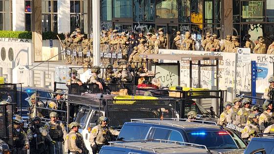 9일(현지시간) 미국 캘리포니아 로스앤젤레스(LA) 다운타운에 위치한 연방 건물 앞에서 트럼프 행정부의 불법 이민자 추방 정책에 반대하는 집회가 진행되고 있다. 트럼프 행정부는 주방위대와 경찰 병력을 동원해 시위대를 강제 해산했다. 로스앤젤레스=강태화 특파원