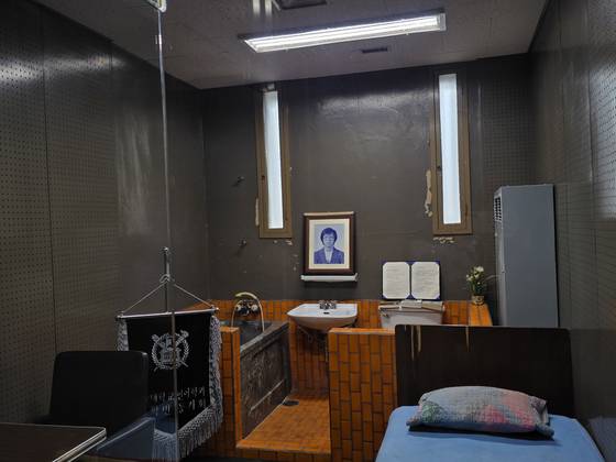 민주화운동기념사업회는 박종철 열사가 물고문으로 사망한 509호 조사실을 추모공간으로 복원했다. 이영근 기자