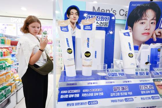 4일 서울 시내 한 다이소 매장을 찾은 외국인 관광객들이 화장품을 살펴보고 있다. 뉴시스