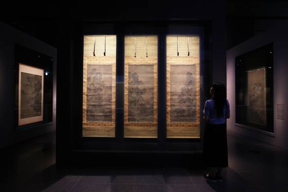 9일 서울 용산구 국립중앙박물관에서 열린 용산 개관 20주년 기념 특별전 '새 나라 새 미술: 조선 전기 미술 대전'에서 관계자들이 '산수도'를 둘러보고 있다. 전시는 15~16세기 도자, 서화, 불교미술 등을 선보인다. 연합뉴스