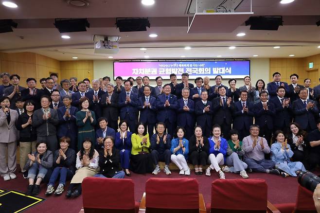 지난 4월 국회에서 열린 ‘자치분권 균형발전 전국회의 발대식’에서 김태년 더불어민주당 의원을 비롯한 민주당 의원들과 정치인, 학자 등 참석자들이 기념사진을 찍고 있다. 이 발대식은 한경구 국회지역균형발전포럼 사무처장이 정치권에 균형발전의 중요성을 확산하기 위해 기획했다. 국회지역균형발전포럼 제공