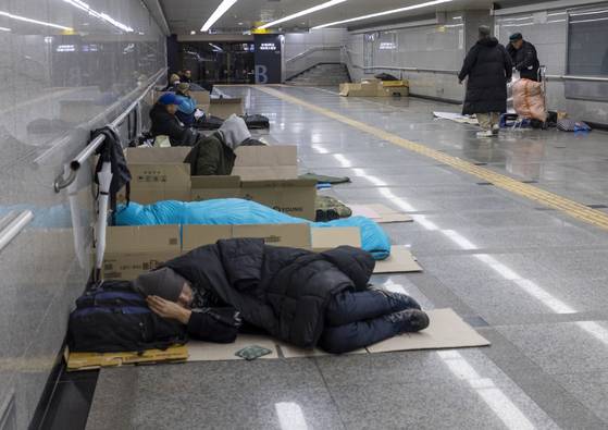 노숙자들이 지난해 11월 29일 밤 서울역 지하차도에서 박스를 깔고 잠을 청하고 있다. 김상선 기자