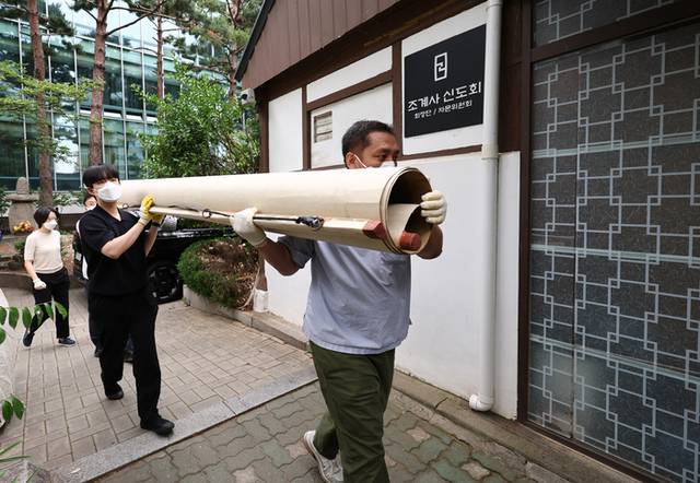 ▲ 10일 서울 종로구 조계사 옆 한국불교역사문화기념관 국제회의장에서 화재가 발생, 관계자들이 문화재를 옮기고 있다. 연합뉴스