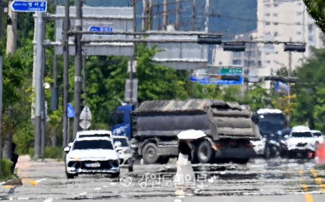 ▲ 강원지역 낮최고 기온이 30도를 넘으며 무더운 날씨를 보인 9일 춘천 영서로 도로가 열기로 아지랑이가 피어오르고 있다. 김정호 기자