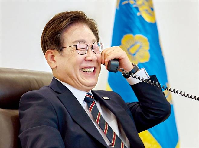 < 활짝 웃는 李대통령 > 이재명 대통령이 9일 용산 대통령실 집무실에서 이시바 시게루 일본 총리와 통화하면서 웃고 있다. 대통령실 제공