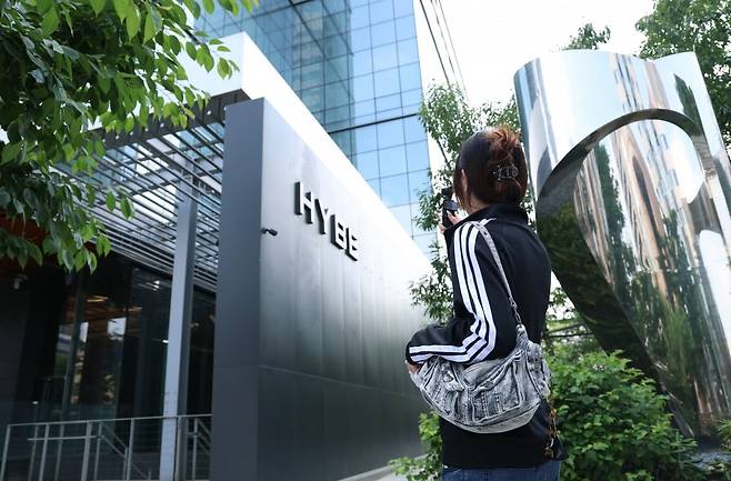 울 용산구 하이브 사옥 앞에서 방탄소년단(BTS) 글로벌 팬들(아미)이 그들의 제대를 기대하며 기념 촬영을 하고 있다./사진=뉴스1