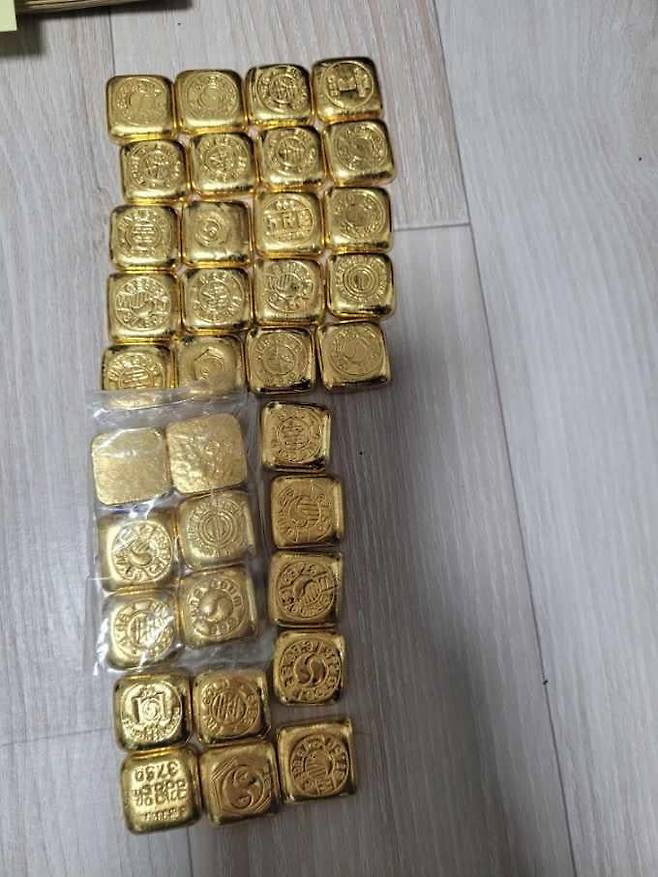 국세청이 고액상습체납자 710명을 대상으로 재산추적에 나섰다고 10일 발표했다. 사진은 이들이 숨겼다가 추징당한 현금과 금괴, 귀금속, 수표 등의 재산. 국세청 제공