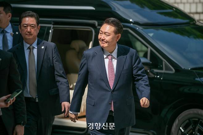 윤석열 전 대통령이 9일 오전 서울 서초구 서울중앙지방법원에서 내란 우두머리 혐의 사건 6차 공판에 출석하고 있다. 사진공동취재단
