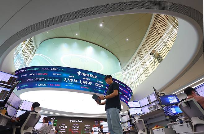 지난 4일 서울 중구 하나은행 딜링룸 현황판에 코스피 지수 등이 표시되고 있다. 연합뉴스