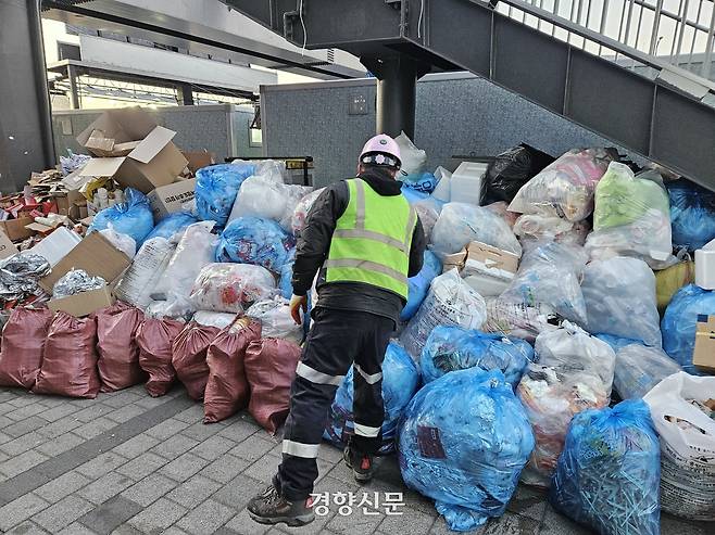 한 환경공무관이 서울 용산구 한남동 대통령 관저 인근에서 열린 보수단체 집회 주변에 쌓인 쓰레기를 정리하고 있다. 김송이 기자