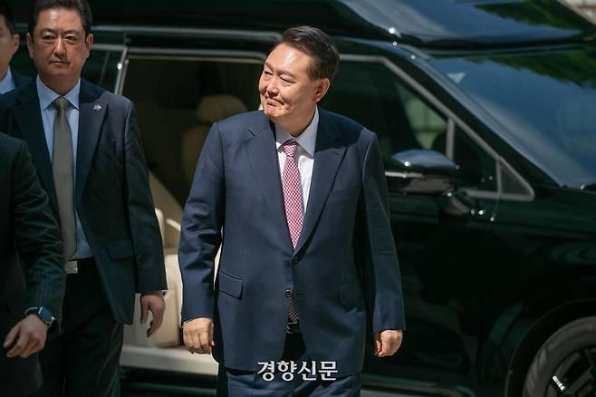 윤석열 전 대통령이 지난 9일 오전 서울 서초구 서울중앙지법에서 ‘내란 우두머리’ 혐의 사건 6차 공판에 출석하고 있다. 사진공동취재단