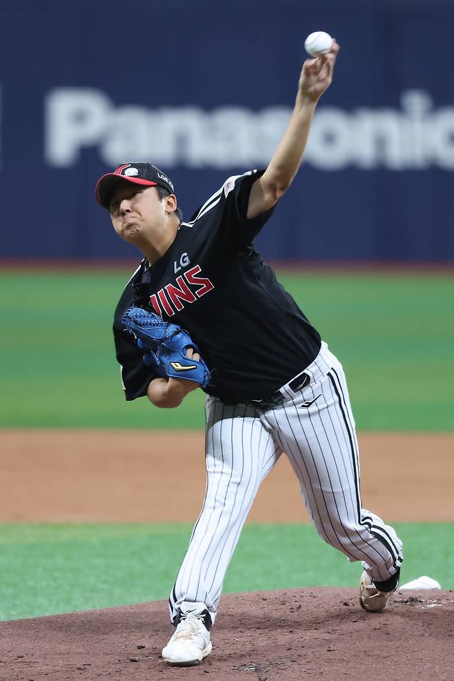 LG 송승기가 지난 8일 키움전에 선발 등판해 힘껏 투구하고 있다. LG 트윈스 제공