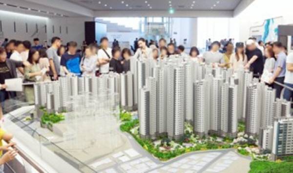 아파트 견본주택을 살피는 내방객들.