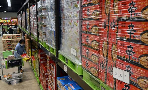 부산 한 대형마트 라면 진열대. 국제신문 DB