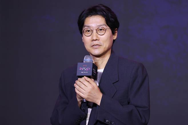 Hwang Dong-hyuk speaks during a press conference held in Yongsan-gu, Seoul, Monday. (Yonhap)