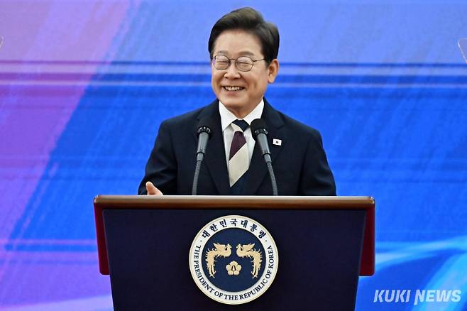 이재명 대통령이 지난 4일 서울 여의도 국회 로텐더홀에서 열린 제21대 대통령 취임 선서 행사에서 선서하고 있다. 유희태 기자 &nbsp;