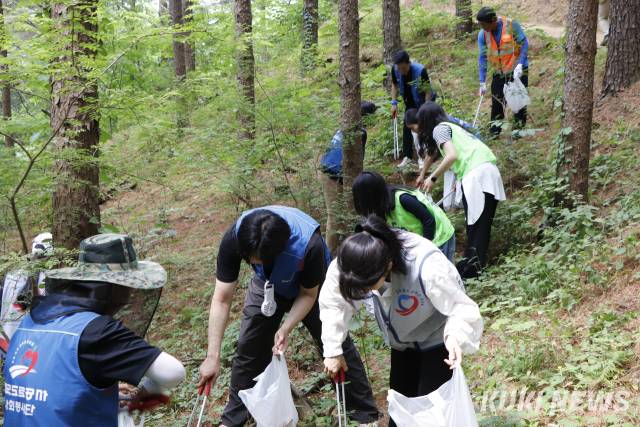 한국도로공사 강원본부가 10일 치악산 국립공원 일대에서 플로킹 봉사활동을 펼쳤다.