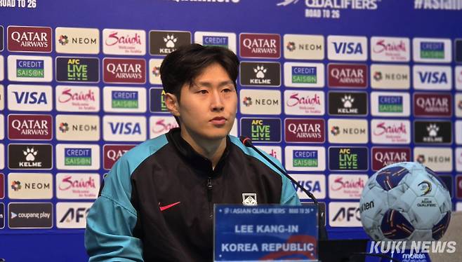 이강인이 10일 오후 8시 서울월드컵경기장에서 열린 쿠웨이트와 ‘국제축구연맹(FIFA) 북중미 월드컵 아시아 3차 예선’ 조별리그 B조 최종전을 마친 뒤 기자회견에 임하고 있다. 김영건 기자