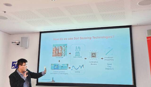 호주 시드니대학교 농업연구소 장호준 박사가  지난달 19일 토양탐지기술에 대해 설명하는 모습.