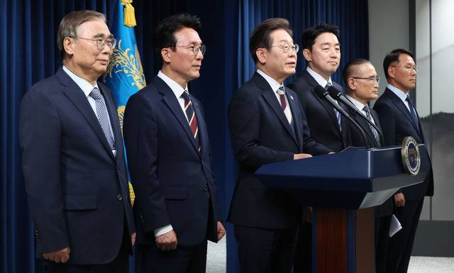 이재명 대통령이 4일 서울 용산 대통령실 청사에서 열린 인사브리핑에서 새 정부 첫 인사 발표를 하고 있다. 왼쪽부터 이종석 국정원장 후보자, 김민석 국무총리 후보자, 이 대통령, 강훈식 비서실장, 위성락 안보실장, 황인권 경호처장. 김지훈 기자