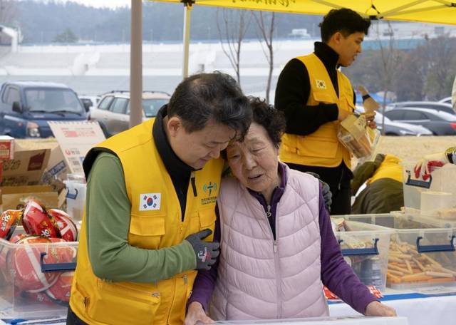 한국기독교연합봉사단이 지난 3월 경북 영덕 국민체육센터에서 산불 피해 주민에게 긴급구호 물품을 전달하며 위로하고 있다. 한국기독교연합봉사단 제공