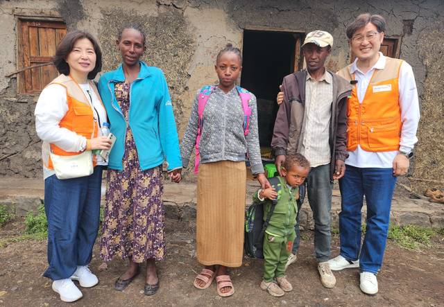 강대열(오른쪽) 진해침례교회 목사와 한명주(맨 왼쪽) 사모가 지난달 29일 에티오피아 디겔루나 티조 지역에 거주하는 게네트 기르마 아동의 집을 방문해 책가방을 선물한 뒤 함께 사진을 찍고 있다.