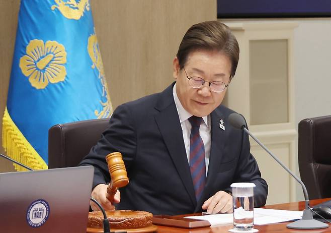 이재명 대통령이 10일 용산 대통령실에서 국무회의를 개회하며 의사봉을 두드리고 있다. 연합뉴스