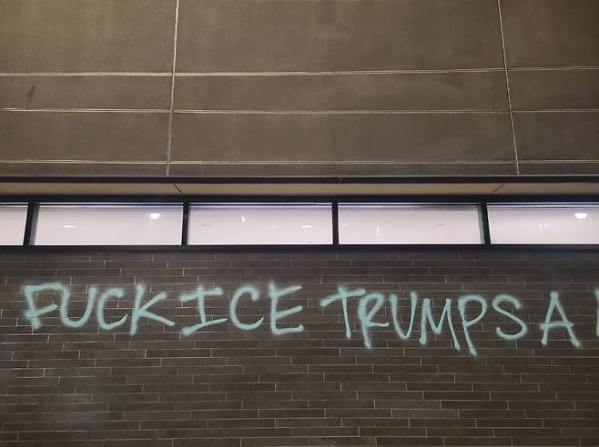 미국 캘리포니아주 로스앤젤레스 다운타운의 한 건물 외벽에 9일(현지시간) 도널드 트럼프 미국 대통령과 이민세관단속국(ICE)를 비난하는 낙서가 쓰여져 있다.