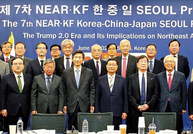 김성한 전 국가안보실장, 츠푸린 중국개혁발전연구원장, 윤병세 전 외교부 장관, 정덕구 니어재단 이사장, 다나카 히토시 전 일본 외무성 차관, 신각수 전 외교부 차관(앞줄 왼쪽부터)이 9일 열린 ‘제7차 NEAR·KF 한·중·일 서울 프로세스’에서 기념촬영을 하고 있다. [니어재단]