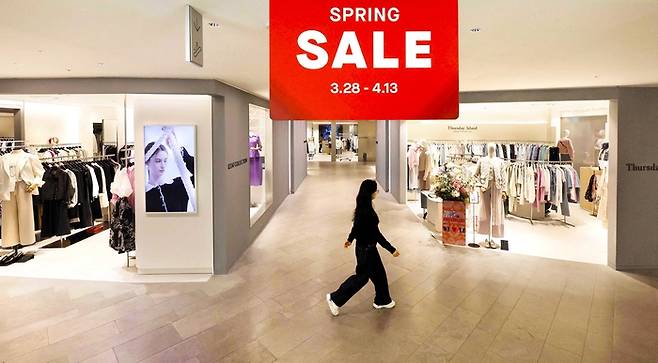 봄 정기세일을 시작한 서울의 한 백화점이 한산한 모습이다. [김호영 기자]