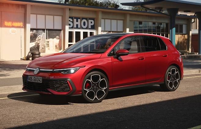 신형 골프 GTI 정측면 [사진출처=폭스바겐]