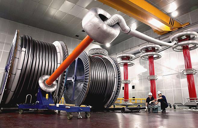 LS전선 직원이 구미 공장에서 초고압 직류(HVDC) 케이블을 테스트하고 있다. <LS전선>