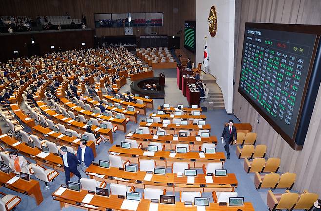 5일 오후 서울 여의도 국회 본회의에서 검사징계법 일부개정법률안 상정에 반발하며 국민의힘 의원들이 퇴장하면서 국민의힘 의원 자리가 비어 있다. [사진출처=뉴스1]