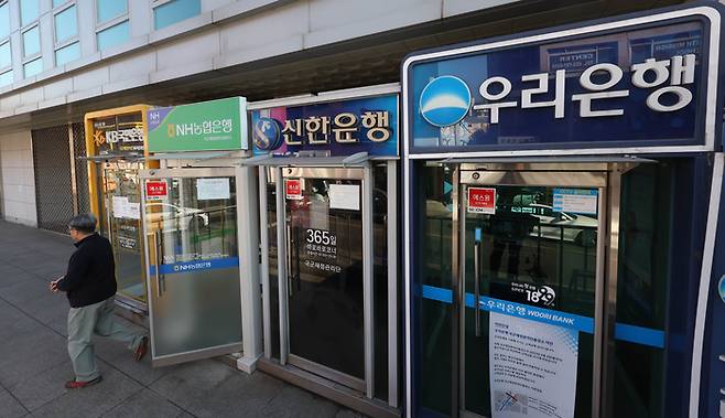 서울시내에 설치된 주요 시중은행의 현금자동지급기의 모습. [박형기 기자]