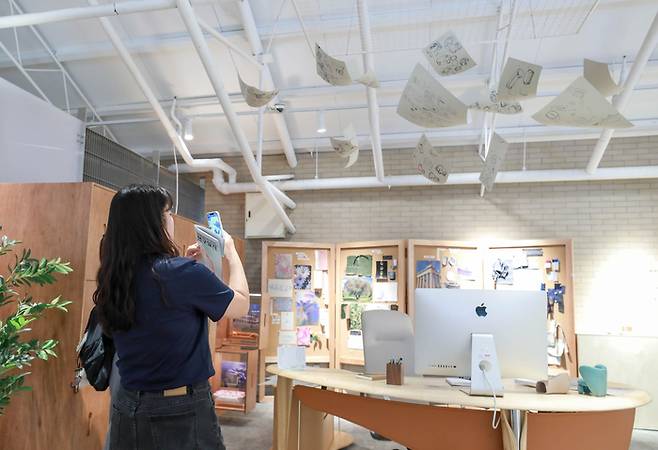 지난 주말 서울 성수동 현대리바트 팝업스토어를 방문한 고객이 전시 공간에서 촬영하고 있다.   [사진 = 현대리바트]