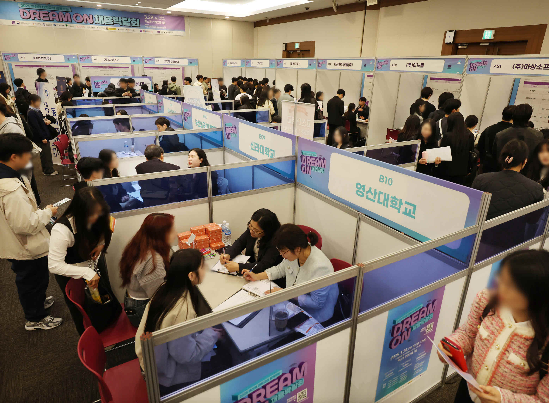 부산 해운대구 벡스코에서 청년 구직자들이 취업 상담을 하고 있다. (사진=연합뉴스)