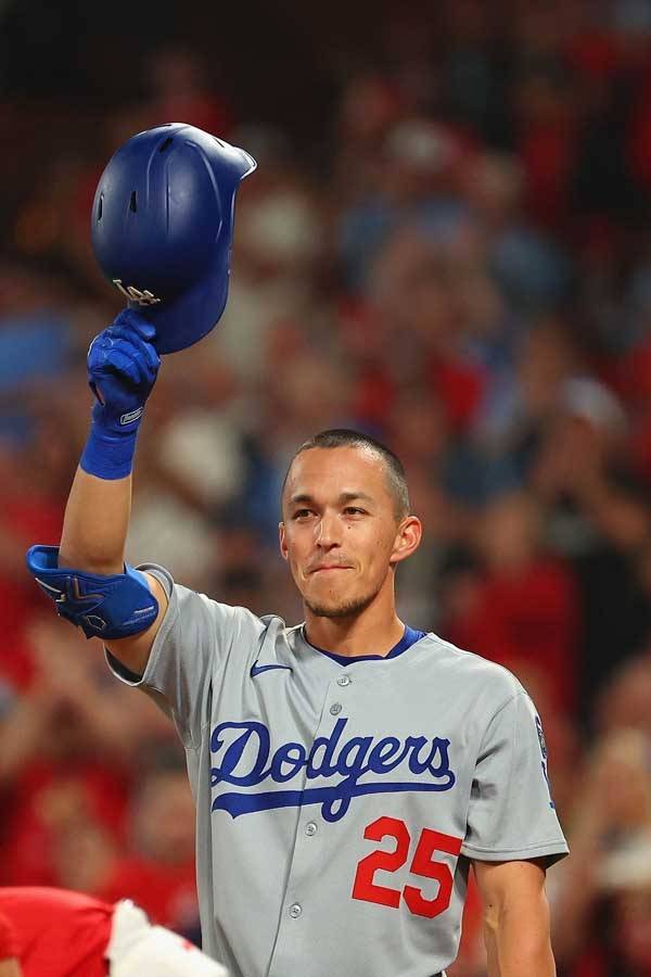 세인트루이스 원정에 나선 에드먼이 팬들의 환호에 답하고 있다. 사진= Getty Images/AFP= 연합뉴스 제공